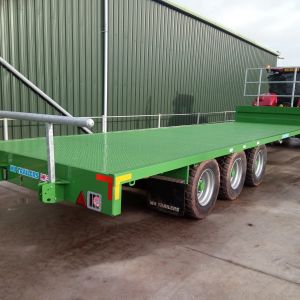 32ft on 3 axle 8stud com 300x135,  445x45x19.5 tyres